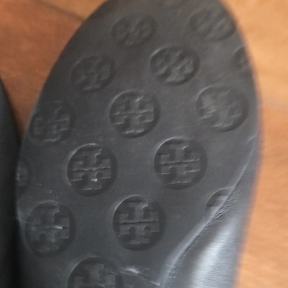 Tory Burch Black Flats with Gold Emblem Sz 10M